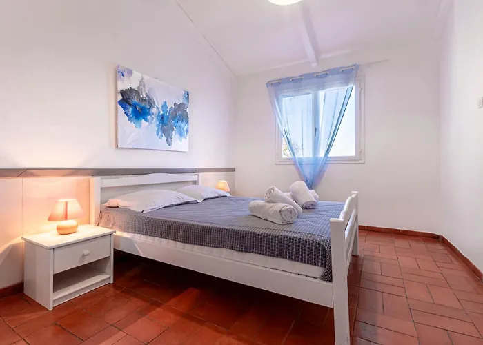 F2 Tonnara Pour 4 Personnes, Rondinara, Hébergement de vacances Bonifacio (Corsica)
