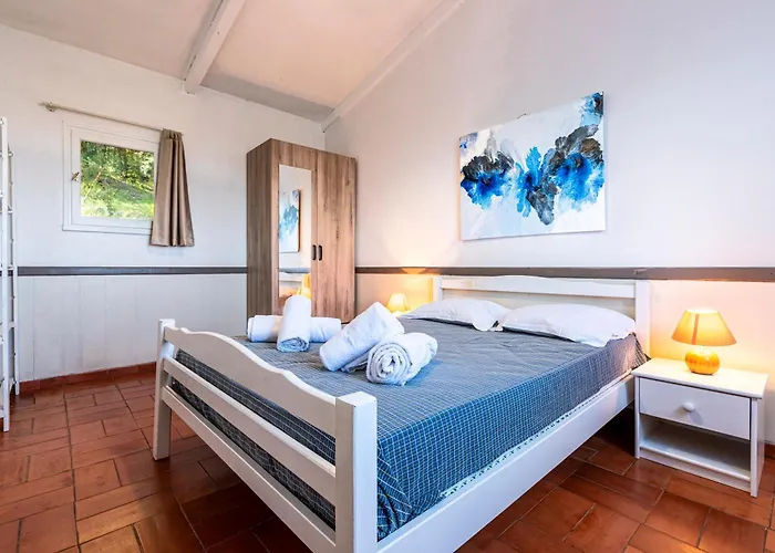 F2 Tonnara Pour 4 Personnes, Rondinara, Hébergement de vacances Bonifacio (Corsica)